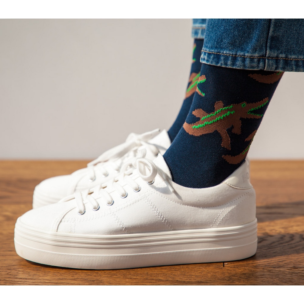 Warmgreytail Socken Crocodile Navy mit blauer Jeans und weissen Turnschuhen.
